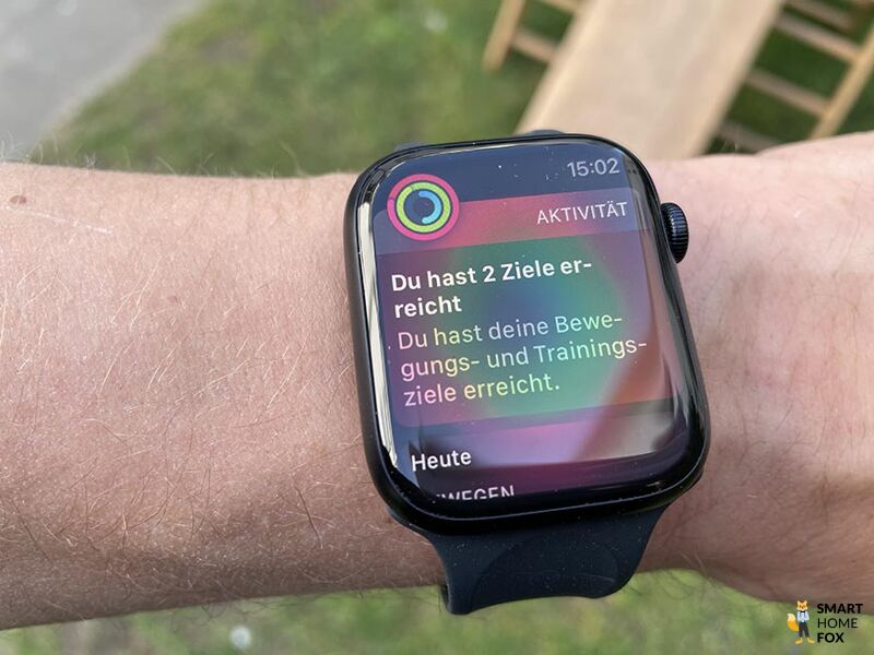 Man sieht ein erreichtes Aktivitätsziel auf der Apple Watch Series 7.